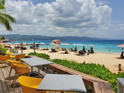 Looking-out-at-the-beach-at-Doctors-Cave-Beach